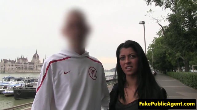 Превью Брюнетка отсосала член случайного прохожего и дала в киску № 13672