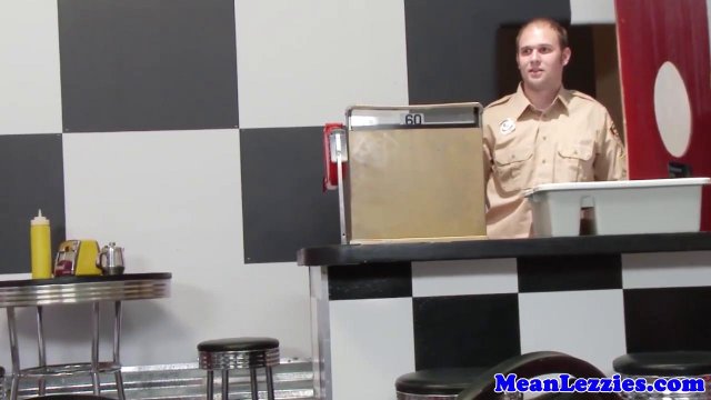 Превью Подруги устроили групповой лесби секс после праздника № 14849