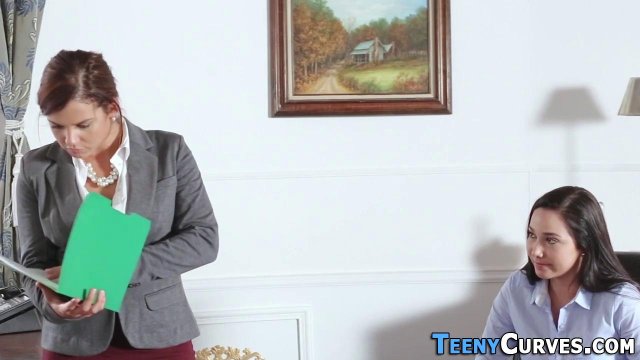 Превью Начальница заставила брюнетку вылизать свою киску дочиста № 16240