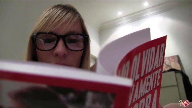 Превью Блондинка любит читать и трахаться с мужиком одновременно № 16342