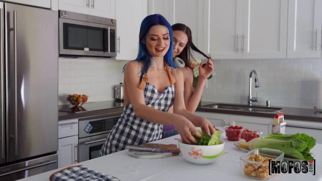 Превью Лесбиянки хотели приготовить обед, но занялись ярким лесби сексом № 35551