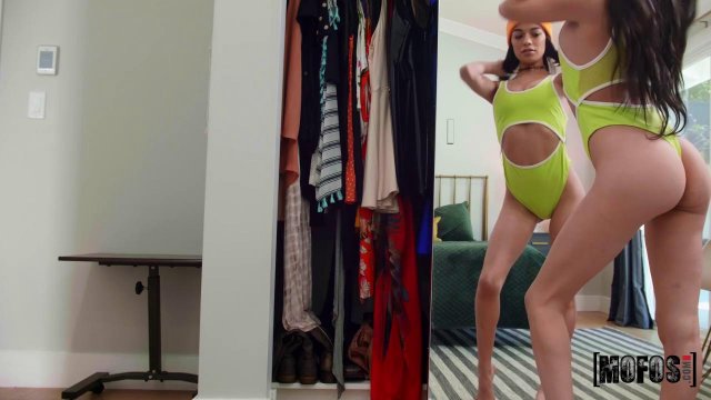 Превью Блондинка позвала подругу, чтобы устроить жмж секс со своим парнем № 35588