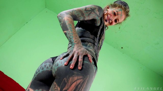 Превью Татуированная парочка устроила страстный секс на красном диване № 35615