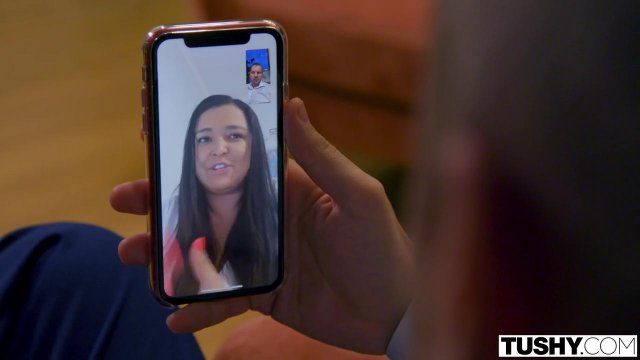 Превью Мужик растянул анал красотки дилдо и вставил ей в попку свой член № 35640