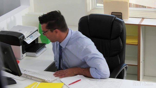 Превью Блондинка помогла коллеге снять напряжение, трахнувшись с ним на столе № 35673