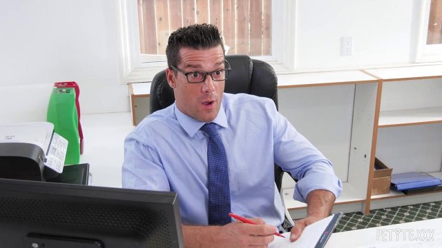 Превью Блондинка помогла коллеге снять напряжение, трахнувшись с ним на столе № 35673