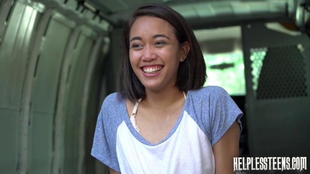 Превью Парень отымел подругу во влажную киску в своем фургоне № 35676