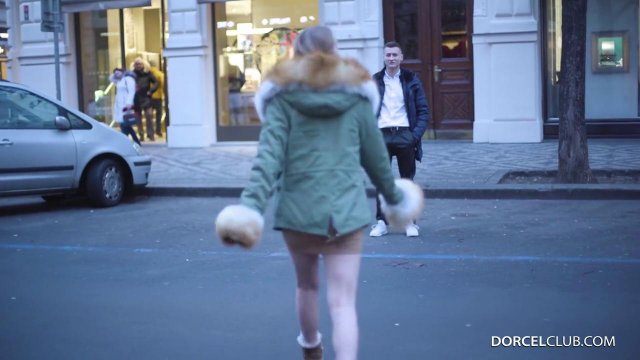 Превью Красотка в чулках после работы ублажает два члена своих коллег № 35677