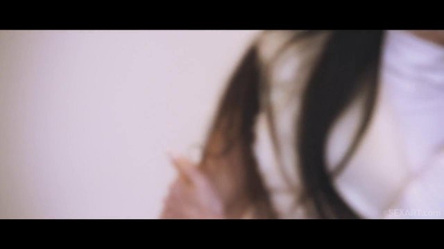 Превью Лесбийский секс двух страстных красоток на белом диване № 35728