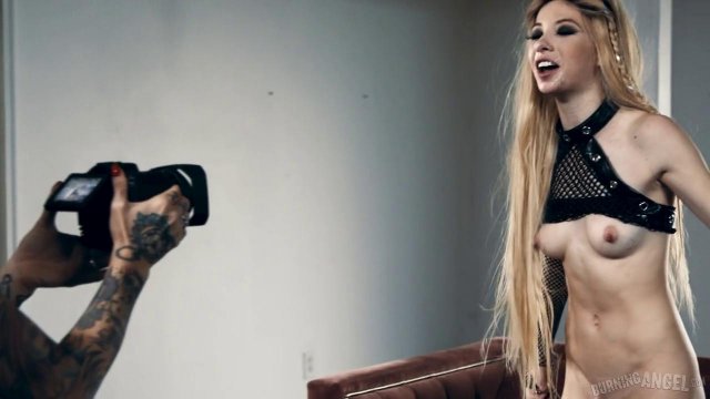 Превью Жаркий секс с развратной блондинкой, которая обожает сосать № 35747