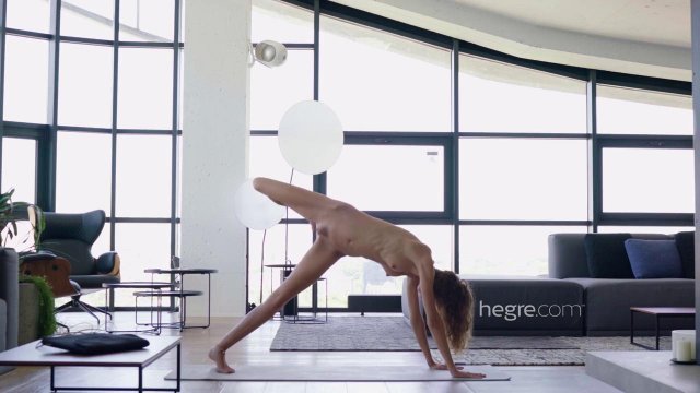 Превью Худая телка разгуливает голышом везде и всюду, демонстрируя свои прелести № 35762