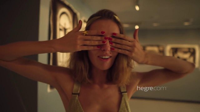 Превью Худая телка разгуливает голышом везде и всюду, демонстрируя свои прелести № 35762