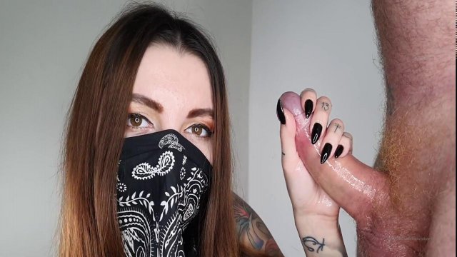 Превью Загадочная телочка страстно дрочит мощный член мужика № 35775