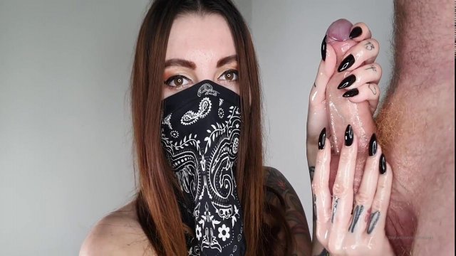 Превью Загадочная телочка страстно дрочит мощный член мужика № 35775