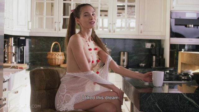 Превью Нежная соло мастурбация молодой телочки на кухонном столе № 35789