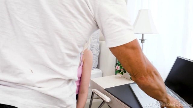 Превью Молодая блондинка любит принимать в киску члены зрелых мужиков № 35826