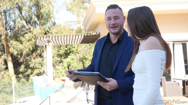 Превью Красотка переспала с новым охранником и оценила его крепкий член № 35845