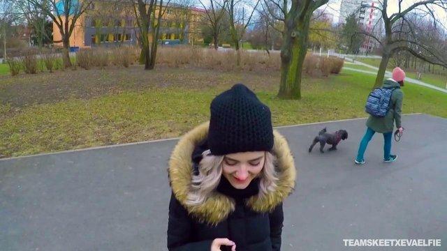 Превью Молодая девка дрочит член парня за деньги прямо на улице № 35865