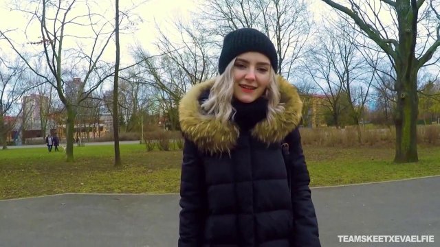 Превью Молодая девка дрочит член парня за деньги прямо на улице № 35865