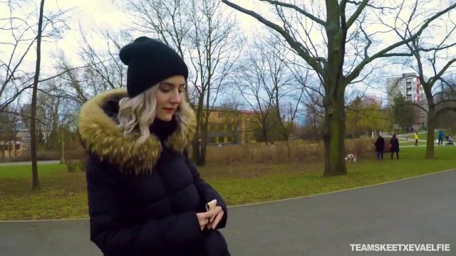 Превью Молодая девка дрочит член парня за деньги прямо на улице № 35865