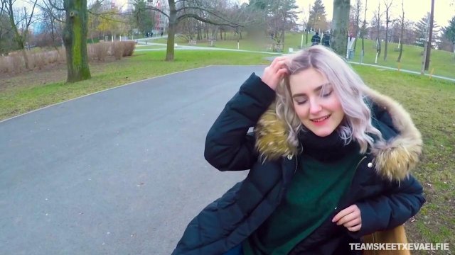 Превью Молодая девка дрочит член парня за деньги прямо на улице № 35865