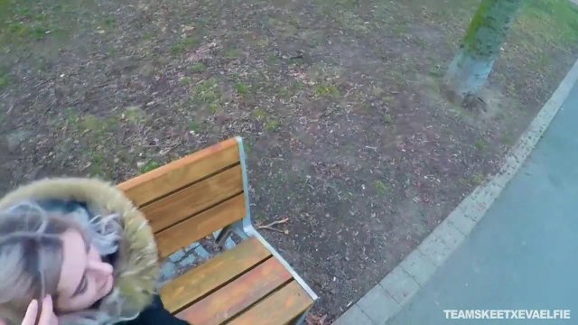 Превью Молодая девка дрочит член парня за деньги прямо на улице № 35865