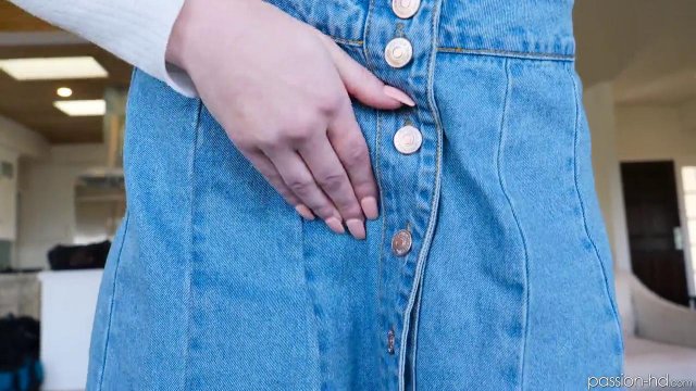 Превью Девка трахает себя резиновым членом, а потом впускает в пилотку ствол мужика № 35868