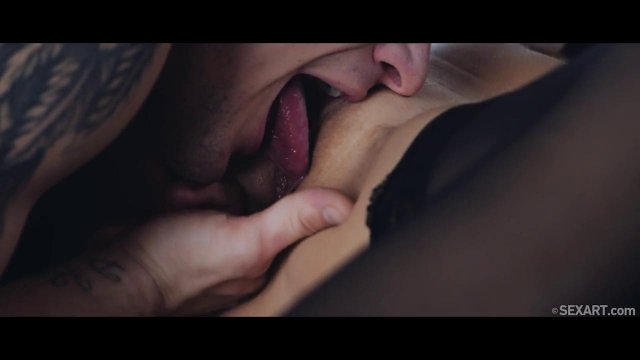 Превью Стройная девица в чулках и перчатках удобно устроила на члене приятеля № 35875