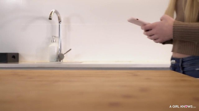 Превью Блондинка ублажает киску подруги вибратором и оральными ласками № 35886