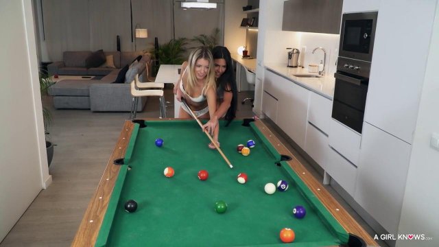 Превью Девушки устроили лесби секс с нежными ласками на бильярдном столе № 35895