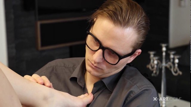 Превью Жаркий секс с красоткой на обеденном столе с окончанием внутрь № 35920