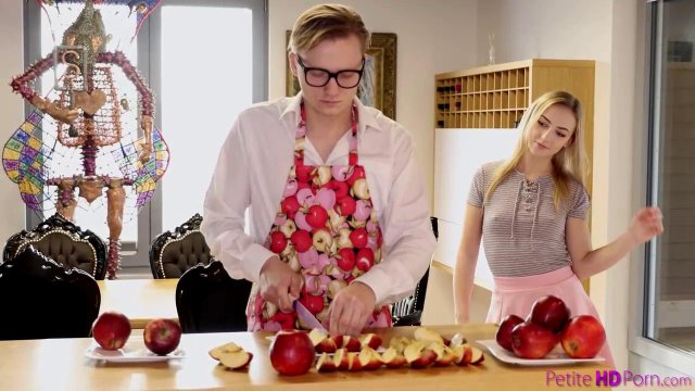 Превью Блондинка соблазнила скромного парня в очках и прокатилась на его члене № 35977