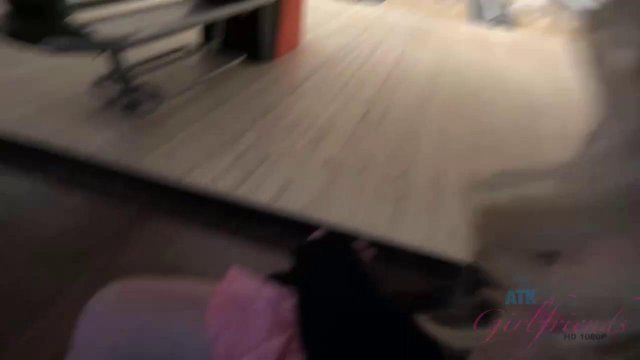 Превью Блондинка трахается с новым знакомым после игры в боулинг № 35998