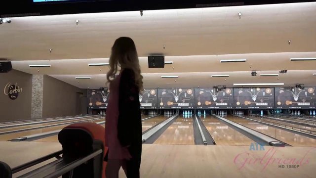 Превью Блондинка трахается с новым знакомым после игры в боулинг № 35998