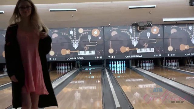 Превью Блондинка трахается с новым знакомым после игры в боулинг № 35998