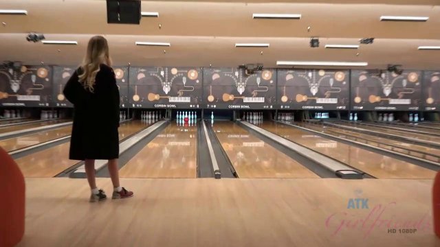 Блондинка трахается с новым знакомым после игры в боулинг