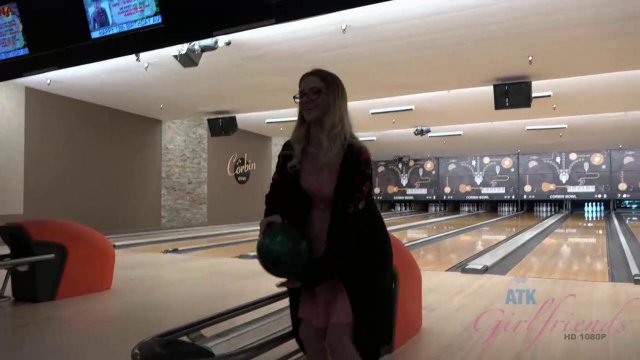 Превью Блондинка трахается с новым знакомым после игры в боулинг № 35998