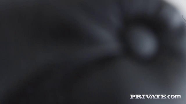 Превью Нежный секс с блондинкой на черном кожаном диване № 36015