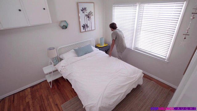 Превью Парень присоединился к лесбиянкам и довел обеих до оргазма № 36020