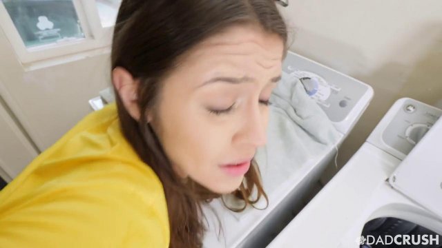 Превью Студентка соблазнила друга своего брата и попробовала его член № 36065