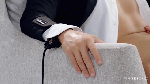 Превью Не успел прийти с работы, как телка запрыгнула на его член № 36071