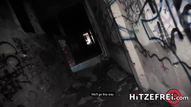 Превью Брюнетка дала незнакомцу в заброшенном здании № 39228