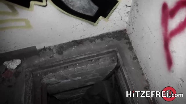 Превью Брюнетка дала незнакомцу в заброшенном здании № 39228