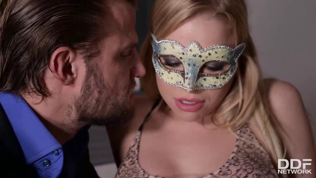 Превью Блондинка на каблуках до красна растянула письку об член № 39244