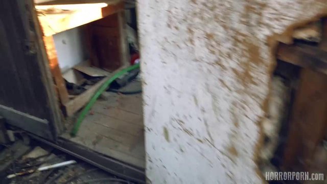 Девушка-монстр грязно трахается с мужиком в сарае