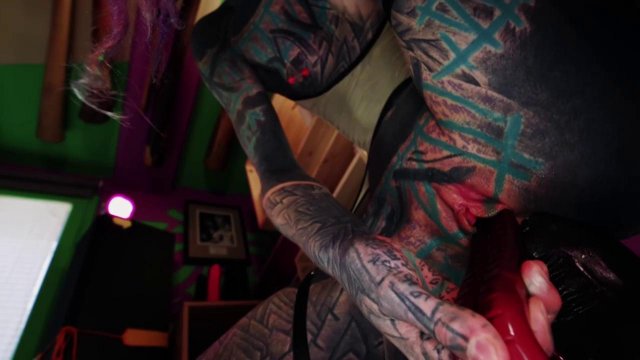 Превью Татуированная неформалка трахает себя огромной дилдой № 39301