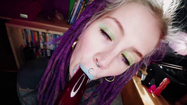 Превью Татуированная неформалка трахает себя огромной дилдой № 39301