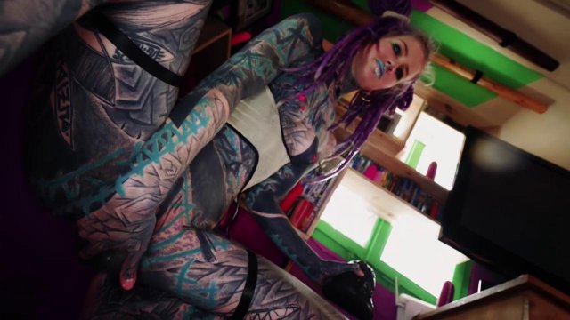 Превью Татуированная неформалка трахает себя огромной дилдой № 39301