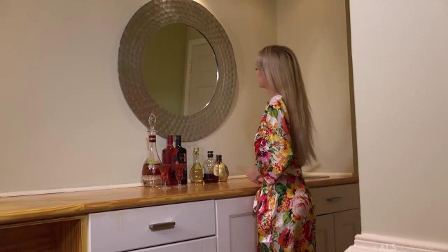 Превью Блондинка мастурбирует киску бананом № 39560