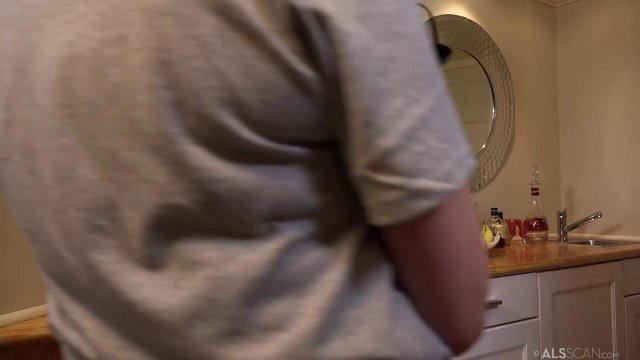 Превью Блондинка мастурбирует киску бананом № 39560